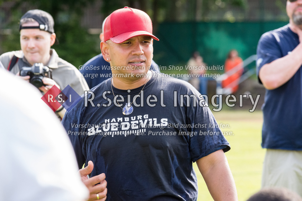 American Football, Saison 2022, Regionalliga Nord, Hamburg Blue Devils - Hannover Grizzlies, Dr.-Hermann-Schnell-Sportplatz (Hamburg), 18.06.2022, 4. Gameweek | Patrick Hamid (Headcoach, Blue Devils) spricht nach dem Spiel zum Team.