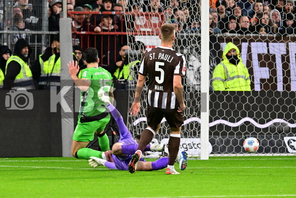 KBS Picture_FCStPauli-Gladbach_003 | v.l. Wahl Hauke (St.Pauli) , Tabakovic Haris (Bor.Moenchengladbach) macht das 1:0 gegen Vasilj Nikola (St.Pauli) ,Sportplatz :  Millerntor Stadion, - Realisiert mit Pictrs.com