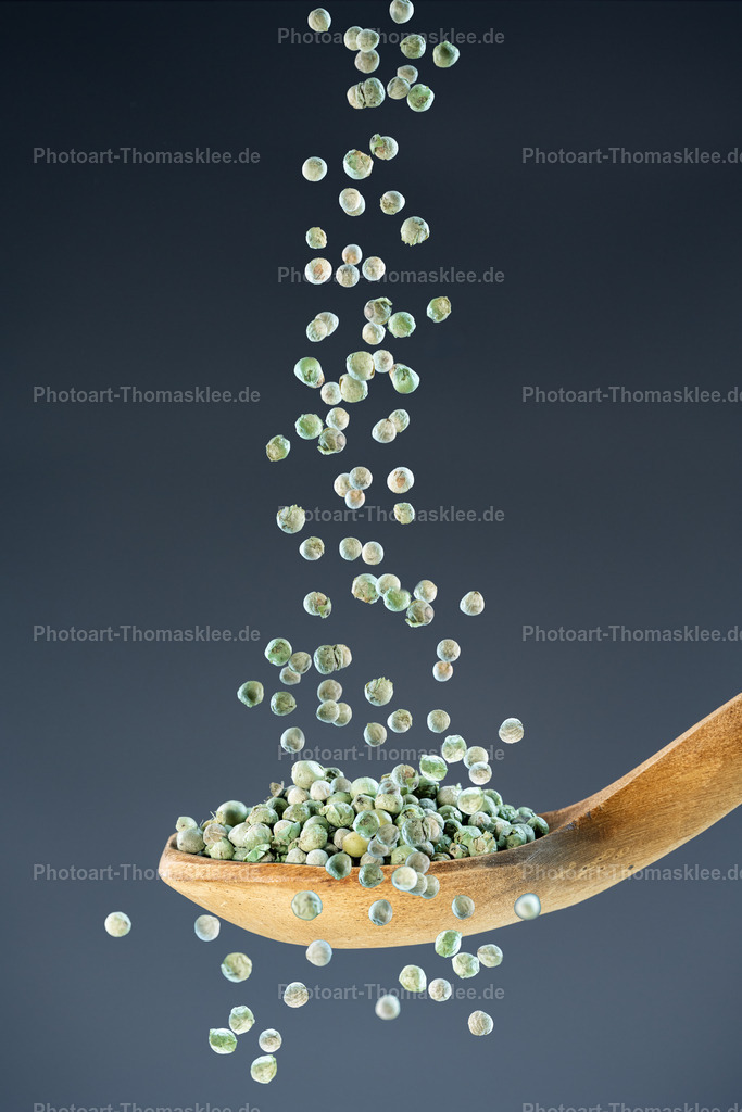 Grüner Pfeffer – Frische Würze in zarter Form | Grüner Pfeffer – Frische Würze in zarter Form. Kollektion: A spoon of tastefully seasoningsIn einer beeindruckenden Highspeed-Aufnahme stürzen zahlreiche grüne, ganze Pfefferkörner auf einen rustikalen, gealterten Holzlöffel und scheinen durch die eingefrorene Bewegung beinahe zu schweben. Der Hintergrund in dunklem Blaugrau mit sanftem Verlauf schafft eine edle, ruhige Atmosphäre und hebt die natürliche Farbe und die raue Struktur der Körner und des Holzes eindrucksvoll hervor. Das Bild kombiniert rustikalen Charme mit moderner Fototechnik und eignet sich perfekt für Themen rund um Kulinarik, Gewürze, feine Küche und Naturprodukte.Vorschläge, wo man dieses Bild aufhängen könnte:Kochstudio oder Eventküche – als inspirierendes Bild für Kochkurse oder Food-Events.Restaurant oder Feinkostladen – zur stilvollen Betonung hochwertiger, natürlicher Zutaten.Privates Esszimmer – als geschmackvolle Dekoration, die Lust auf Genuss und Kochen macht.Alu-Dibond: Die matte, reflexionsfreie Oberfläche verstärkt die tiefe Farbwirkung des dunklen Hintergrunds und verleiht dem Bild eine moderne, elegante Anmutung – perfekt für minimalistische Räume oder Küchen mit Industrial-Charme.Acrylglas: Die brillante Klarheit von Acrylglas intensiviert die grünen Farbtöne der Pfefferkörner und die Details im Holzlöffel, wodurch die eingefrorene Bewegung lebendig und dynamisch wirkt – ideal für moderne Küchen oder offene Wohnräume.Leinwand: Die leichte Struktur der Leinwand harmoniert wunderbar mit der rustikalen Anmutung des alten Holzlöffels und unterstreicht die natürliche, authentische Ausstrahlung des Motivs – perfekt für ein gemütliches, naturnahes Ambiente.Gallery-Print (Acrylglas auf Alu-Dibond): Diese Kombination bietet maximale Farbbrillanz und Tiefenschärfe und eignet sich hervorragend für Ausstellungen oder hochwertige Restaurants, die kulinarische Kunstwerke auch visuell in Szene setzen wollen. - Realisiert mit Pictrs.com