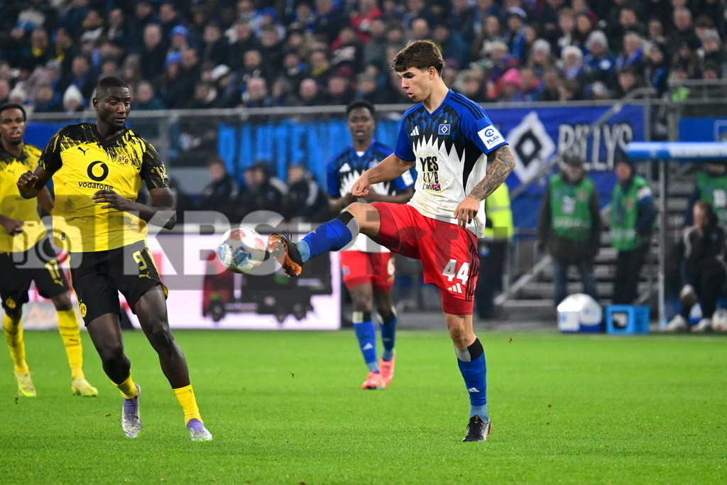 KBS Picture_HSV-Dortmund_058 | v.l. Guirassy Serhou (Bor. Dortmund) , Vuskovic Luka (HSV) ,Sportplatz :  Volksparkstadion, - Realisiert mit Pictrs.com