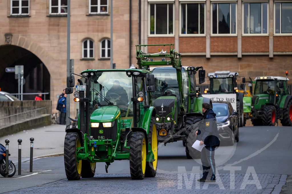 _DWA4194 | Bauerndemo gegen Agrarpolitik der Bundesregierung  auf dem Straße Obstmarkt und Hauptmarkt . Nürnberg, 08.01.2024 - Realisiert mit Pictrs.com
