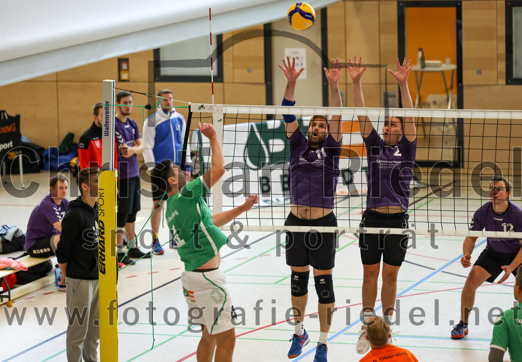 2022-11-12_037_TuS_Oberding_gegen_SC_Freising_II | Oberding, Deutschland, 12.11.2022:
Volleyball, Bezirksliga Ost 2022 / 2023, 7. Spieltag, TuS Oberding gegen MTV Pfaffenhofen II, Endergebnis: 3:2

Peter Koch (TuS Oberding, #4), Wolfgang Zeitlhöfler (SC Freising, #11), Florian Wenz (SC Freising, #2), Tobias Hofmann (SC Freising, #12)

Foto: Christian Riedel / fotografie-riedel.net