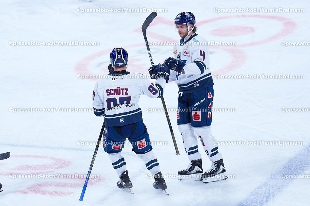 xydr03102501375 | 03.10.2025, xydrx, Eishockey, DEL2, Düsseldorfer EG - EC Kassel Huskies, PSD Bank Dome Düsseldorf: Torjubel nach dem Tor zum 3:1 für den EC Kassel Huskies durch Torschütze Simon Schuetz (EC Kassel Huskies #97) zusammen mit Bode Wilde (EC Kassel Huskies #4)