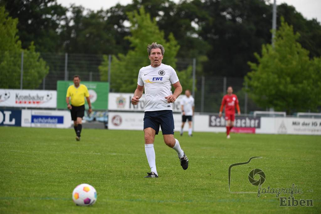 SV Brake Ü40-BW Bümmerstede (Ü40) | Kreispokal Finale Jade-Weser-Hunte Ü40; SV Brake Ü40 (rot)-BW Bümmerstede Ü40 (weiß) am 15.06.2025 in Rastede (Sportanlage Köttersweg), Photo: Philip Eiben 2025 - Realisiert mit Pictrs.com