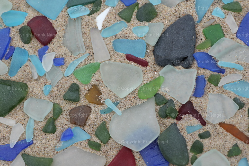 Meerglas  | Das Meer- oder Seeglas wird an den Stränden vornehmlich in der Nähe von Häfen oder an viel besuchten Stränden gefunden - Realisiert mit Pictrs.com