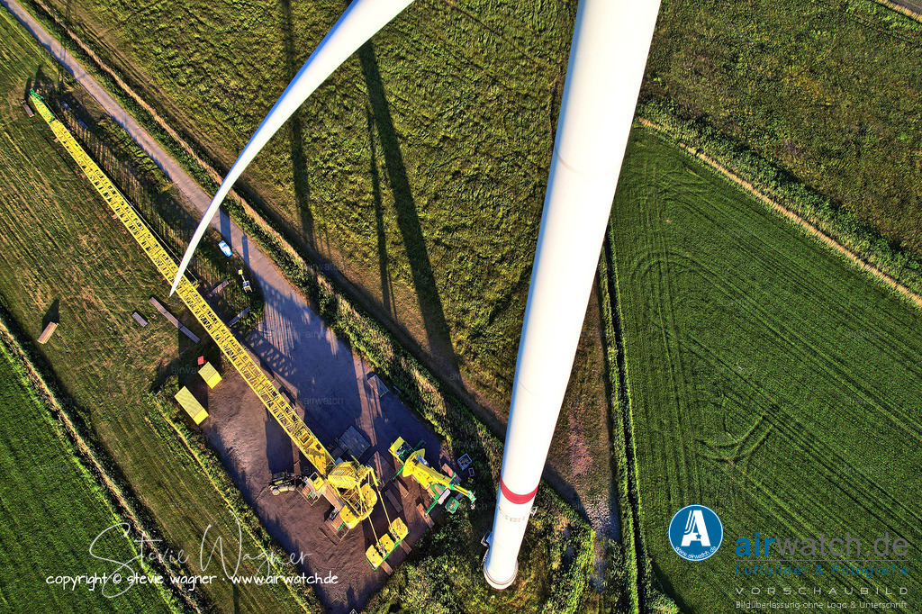 Langenhorner Alter Deich - Windpark - Luftbild | Entdecken Sie atemberaubende Luftbilder und Fotografien auf airwatch.de - Tauchen Sie ein in eine Welt voller faszinierender Aufnahmen aus der Vogelperspektive.