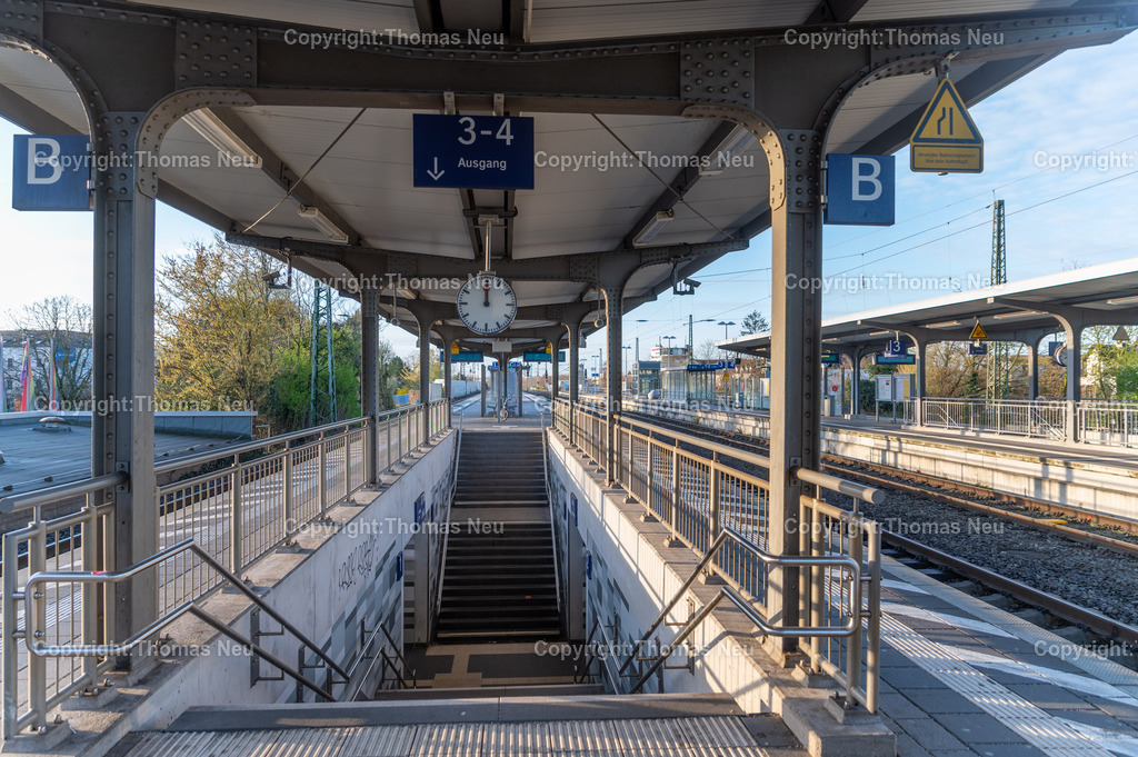 DSC_2876 | Der Bahnhof Bensheim ist ein wichtiger Verkehrsknotenpunkt an der Hessischen Bergstraße. Die Bilder zeigen Gleisanlagen, Bahnsteige, Züge und die Architektur des Bahnhofs im Wandel der Zeit. Fotografien aus dem Alltag des Bahnverkehrs und dem Stadtbild von Bensheim.