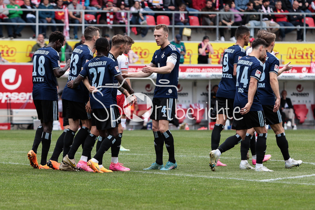 SSV Jahn Regensburg - Hamburger SV | Die Hamburger freuen sich ueber den verwandelten Foulelfmeter zum 0-2 durch Sonny KITTEL (HSV #10) / DFL REGULATIONS PROHIBIT ANY USE OF PHOTOGRAPHS AS IMAGE SEQUENCES AND/OR QUASI-VIDEO