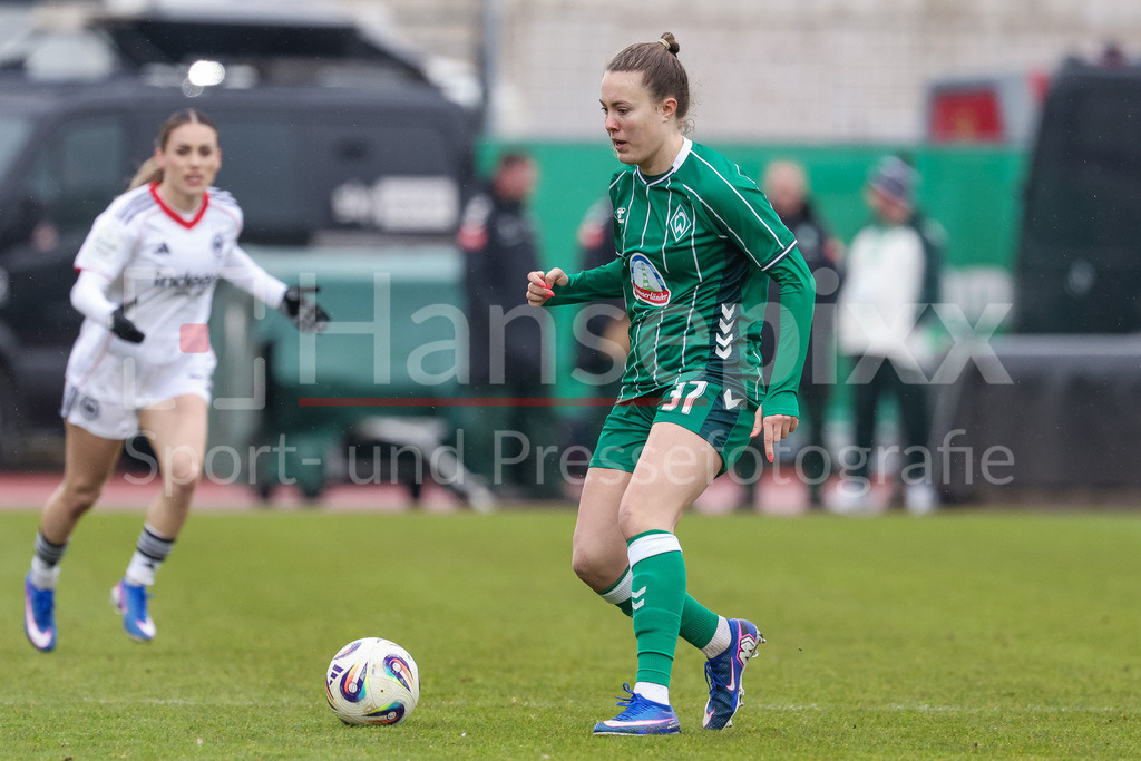 Fussball, Google Pixel Frauen-Bundesliga, SV Werder Bremen - Eintracht Frankfurt | Mara Alber (SV Werder Bremen, 37) am Ball, Einzelbild, Ganzkörper, Aktion, Action, Spielszene, DIE DFB-RICHTLINIEN UNTERSAGEN JEGLICHE NUTZUNG VON FOTOS ALS SEQUENZBILDER UND/ODER VIDEOÄHNLICHE FOTOSTRECKEN. DFB REGULATIONS PROHIBIT ANY USE OF PHOTOGRAPHS AS IMAGE SEQUENCES AND/OR QUASI-VIDEO.