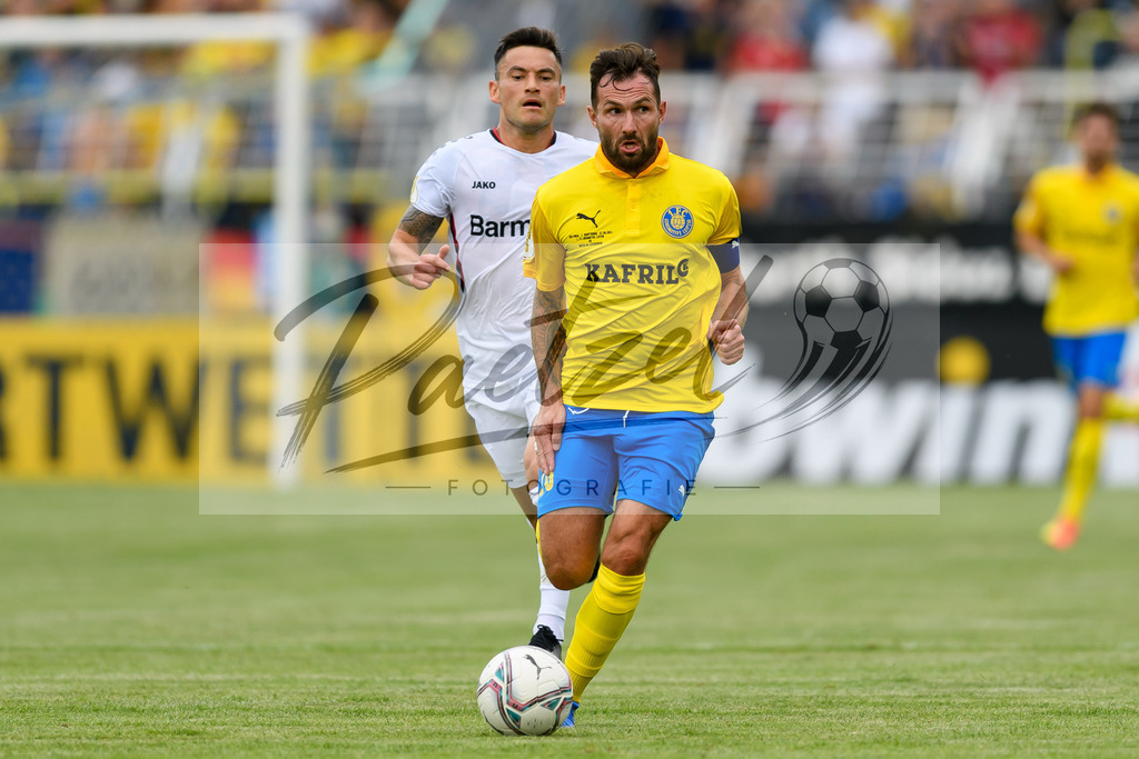LLELEV20210807_075 | Fussball, Herren: Sascha Pfeffer (1. FC Lokomotive Leipzig) in Aktion, am Ball, Einzelaktion beim Spiel der 1. Runde im DFB-Pokal zwischen 1. FC Lokomotive Leipzig und Bayer 04 Leverkusen im Bruno-Plache-Stadion am 07.08.2021 in Leipzig, Deutschland.DFB / DFL REGULATIONS PROHIBIT ANY USE OF PHOTOGRAPHS AS IMAGE SEQUENCES AND/OR QUASI-VIDEO. - Realisiert mit Pictrs.com