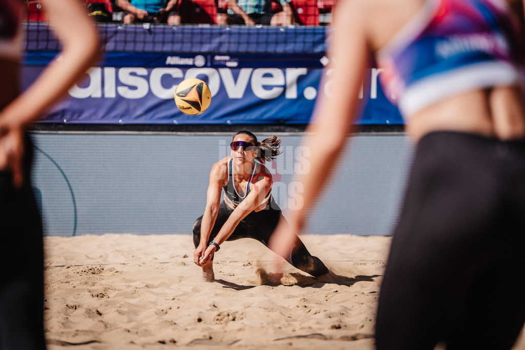 Beachvolleyball | Frauen | Allianz German Beach Tour 2025 | Tourstop Düsseldorf | 15.05.2025 | Leonie Klinke nimmt den Ball an