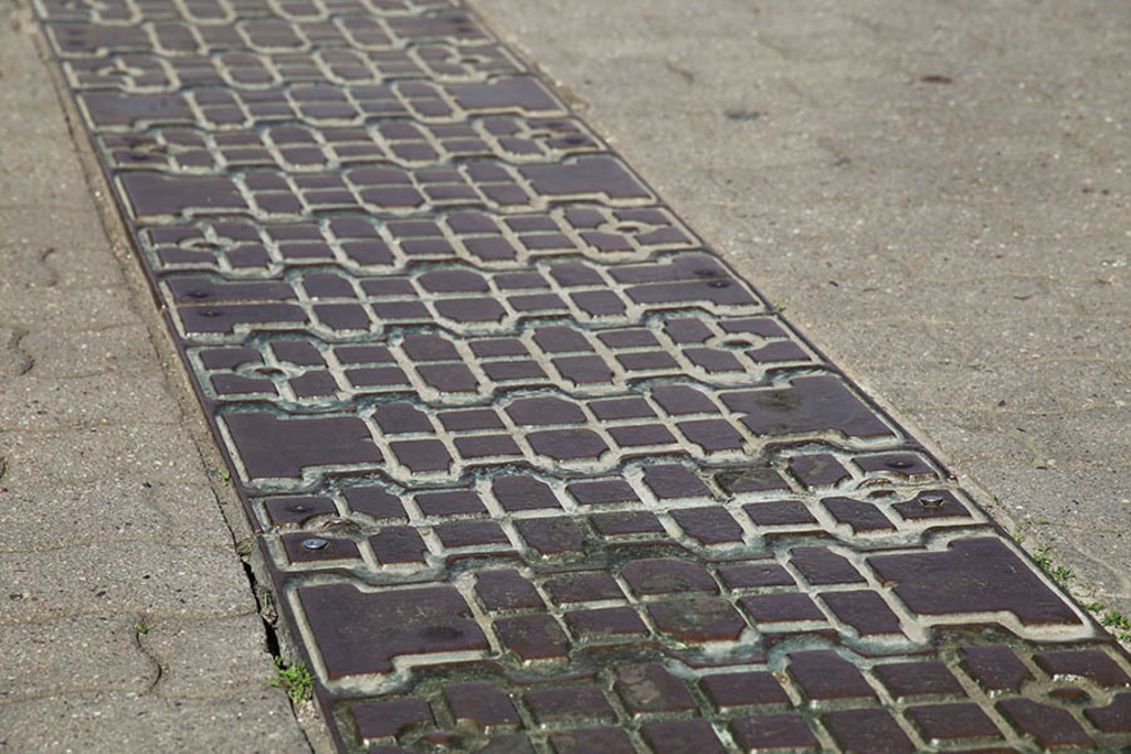 Foto: Leipzig - Denkmal der Panzerspuren | Das Team hinter BILDLEXIKON LEIPZIG bündelt historische wie aktuelle Informationen über die Stadt Leipzig in Text und Bild auf einer Plattform und stellt diese der interessierten Öffentlichkeit zur Verfügung.