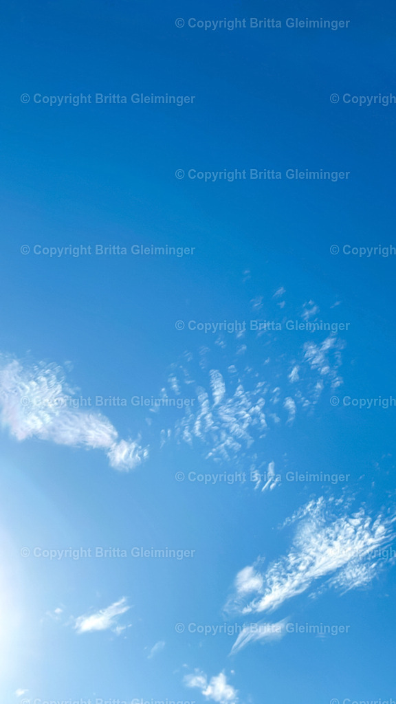 Sommerwolken | An einem heißen Tag im Sommer bei strahlender Sonne zogen wenige zarten Wolken über den tiefblauen Himmel. - Realisiert mit Pictrs.com