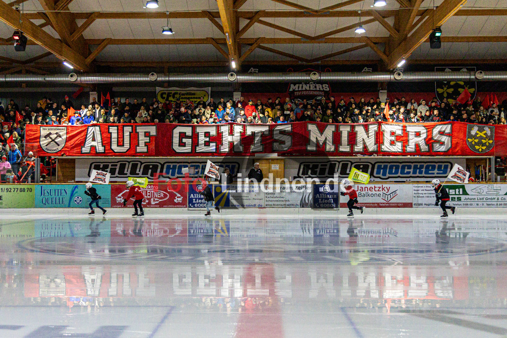 Halbfinale Spiel 3 TSV Peißenberg Miners vs TEV Miesbach | Eishockey Bayernliga Playoffs 2023/2024, Halbfinale Spiel 3 TSV Peißenberg Miners vs TEV Miesbach, 20240315,Einlauf, Spielervostellung,2024-03-15 in Peißenberg (Eisstadion)Copyright: WolfgangxLindner foto-lindner.de