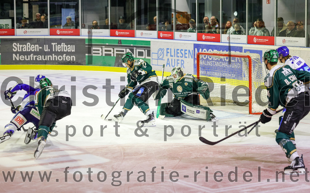 2025-09-26_117_TSV_Erding_gegen_SC_Riessersee | Erding, Deutschland, 26.09.2025:Eishockey, Oberliga Süd 2025 / 2026, 3. Spieltag, TSV Erding gegen SC Riessersee, Endergebnis: 3:5Mark Waldhausen (Erding Gladiators, #27), Torwart Leon Meder (Erding Gladiators, #39)Foto: Christian Riedel / fotografie-riedel.net