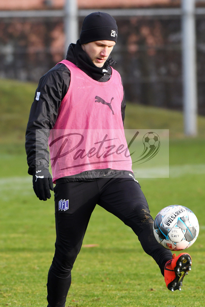 20200126_TRAOSN_0007 | Fußball, Herren: Bryan Henning (VfL Osnabrück) in Aktion, am Ball, Einzelaktion beim Training des VfL Osnabrück am 26.01.2020 im Sportpark Illoshöhe in Osnabrück, Deutschland.(Foto von Nico Paetzel) - Realisiert mit Pictrs.com