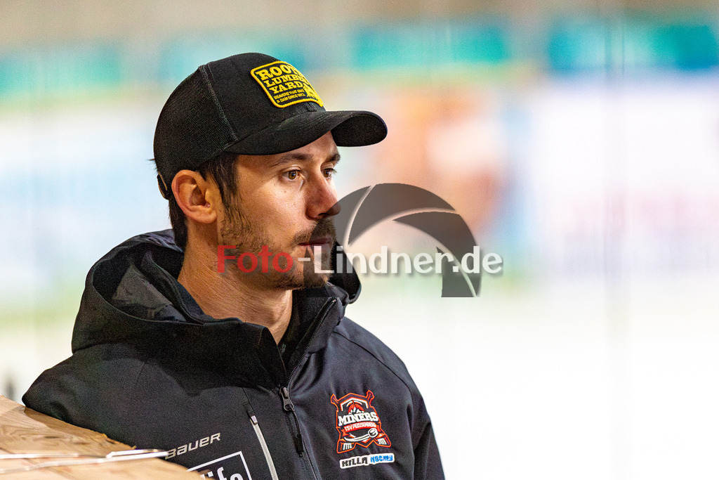 Testspiel TSV Peißenberg Miners vs EA Schongau Mammuts | Eishockey Bayernliga Vorbereitung 2023/2024, Testspiel TSV Peißenberg Miners vs EA Schongau Mammuts
Martin Andrä Trainer der Miners,
2023-09-22 in Peißenberg (Eisstadion)
Martin Andrä
Copyright: FotoLindner