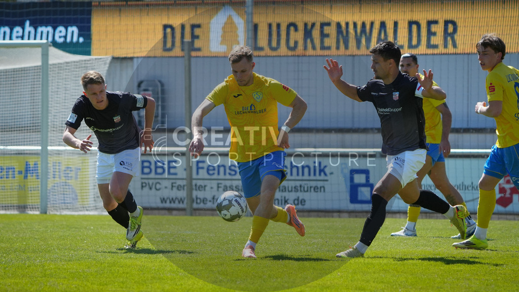 FFußball, Herren, Saison 2025/2026, Regionalliga Nordost, 31. Spieltag, FSV 63 Luckenwalde vs. FSV Zwickau, Sonntag 26.04.2026, Werner-Seelenbinder-Stadion Luckenwalde | Fußball, Herren, Saison 2025/2026, Regionalliga Nordost, 31. Spieltag, FSV 63 Luckenwalde vs. FSV Zwickau, Sonntag 26.04.2026, Werner-Seelenbinder-Stadion Luckenwalde, Im Bild: v.l. Daniel Haubner (Zwickau), Fabio Schneider (Luckenwalde) und Andrej Startsev (Zwickau) - Realisiert mit Pictrs.com