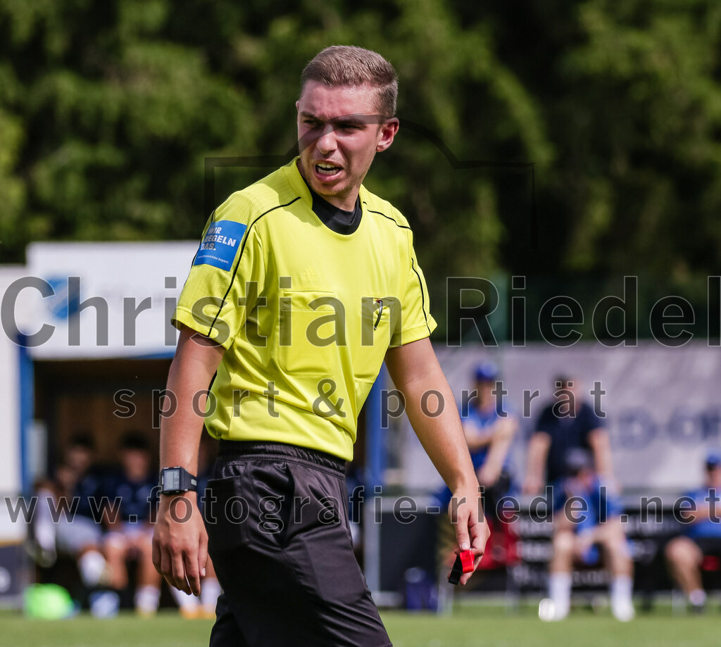2023-08-26_122_FC_Langengeisling_gegen_TuS_Raubling | Erding, Deutschland, 26.08.2023:
Fußball, Bezirksliga Oberbayern Ost 2023 / 2024, 6. Spieltag, FC Langengeisling gegen TuS Raubling, Endergebnis: 2:0

Schiedsrichter Moritz Decker

Foto: Christian Riedel / fotografie-riedel.net