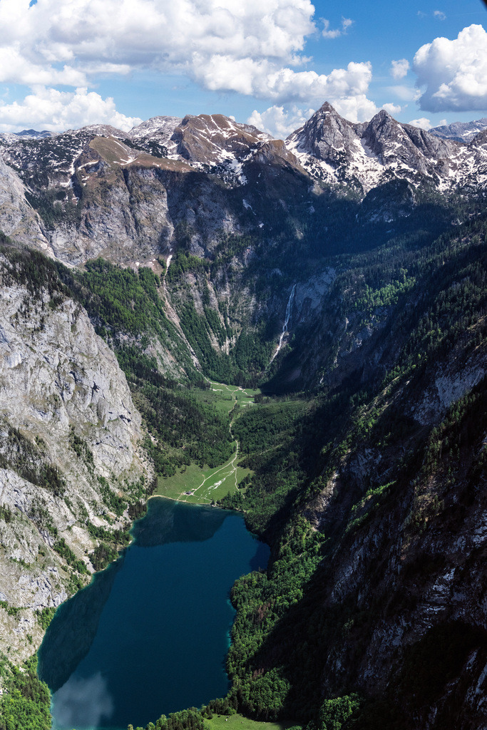 dr__0097632.jpg | SCHöNAU AM KöNIGSSEE 19.05.2022 Uferbereiche am Seegebiet des Obersee am Königsee mit dem Röthbachwasserfall in Schönau am Königssee im Bundesland Bayern, Deutschland. // Riparian areas on the lake area of Obersee on Koenigsee with dem Roethbachwasserfall in Schoenau am Koenigssee in the state Bavaria, Germany. Foto: Daniel Reiter