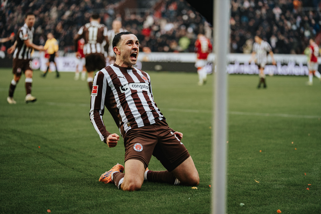 FCS02080 | Der offizielle Shop für FC St. Pauli Fotos. Wähle aus Spielszenen & Fanmomenten dein FCSP Wunschformat. Wir liefern Millerntor-Atmosphäre.