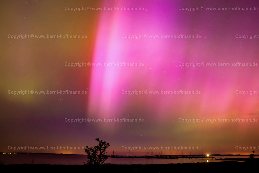 PPL_6809mod_90x60 | FOTOGRAFIE. Polarlicht. __ Nächtliches Lichtphänomen über der Flensburger Förde. - Realisiert mit Pictrs.com