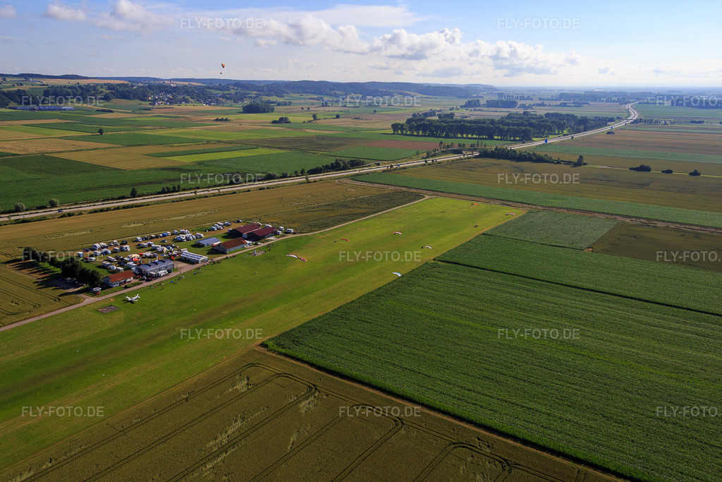 Luftbild: Flugplatz Dingolfing im Ortsteil Höll in Dingolfing im Bundesland Bayern in Deutschland. – Foto: IMG_090534.jpg vom 03.07.2016 durch Werner Riehm/FLY-FOTO.de – Auflösung des Originals: 5472 x 3648 px – LSV Dingolfing