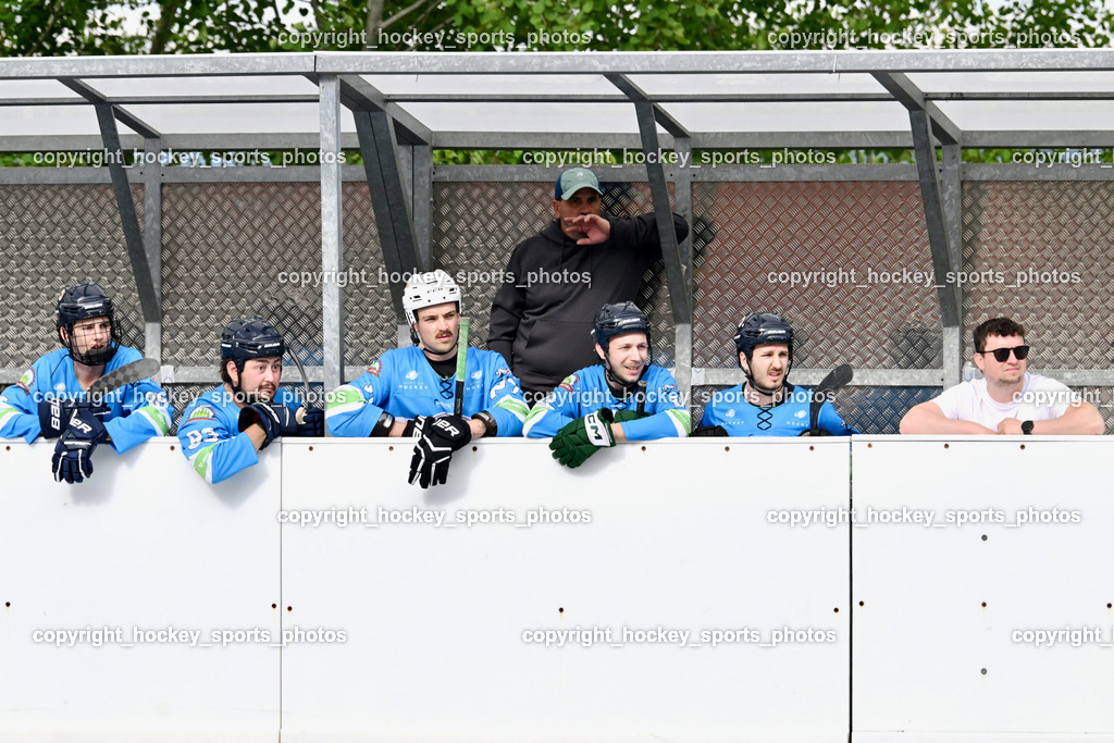 SV ASKÖ Ballhockey Villach vs. Ultras Spittal | Spielerbank ASKÖ Ballhockey Villach, Headcoach SV ASKÖ Ballhockey Peter Ahammer, SV ASKÖ Ballhockey Villach vs. Ultras Spittal, SV ASKÖ Ballhockey Villach vs. Ultras Spittal am 10.05.2026 in Villach (Alpen Arena ), Austria, (Photo by Bernd Stefan)