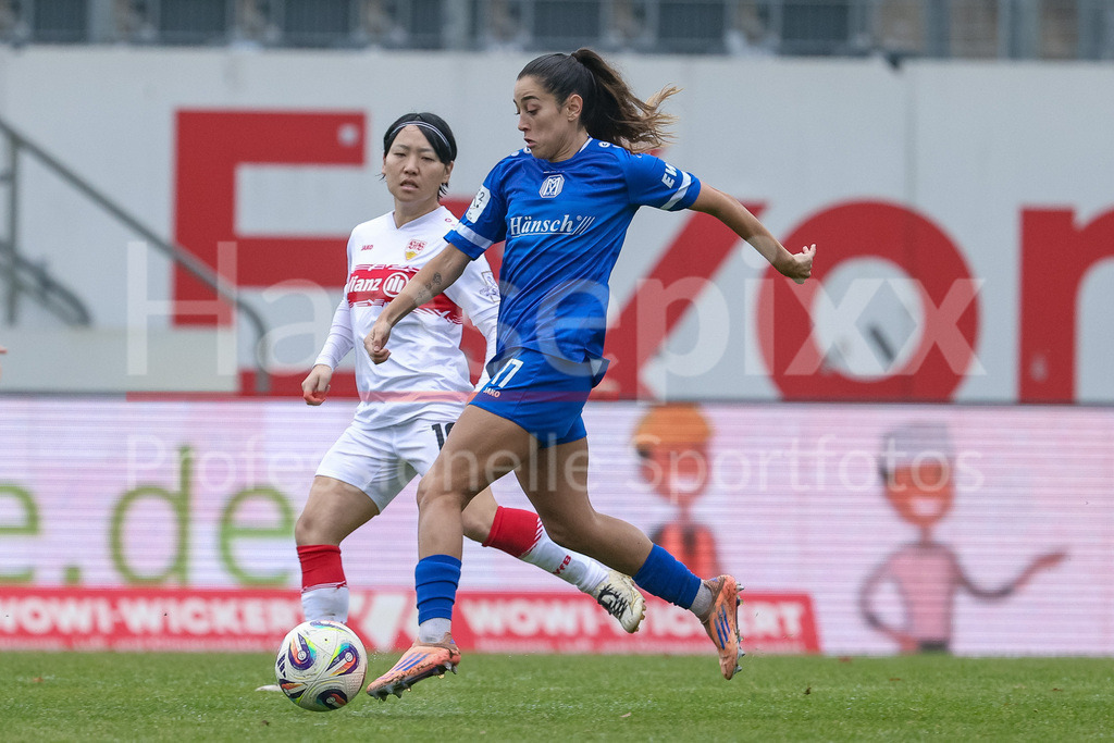 Fussball, 2. Frauen-Bundesliga, SV Meppen - VfB Stuttgart | Genesis Castrellon (SV Meppen, 17) am Ball, Einzelbild, Ganzkörper, Aktion, Action, Spielszene, DIE DFB-RICHTLINIEN UNTERSAGEN JEGLICHE NUTZUNG VON FOTOS ALS SEQUENZBILDER UND/ODER VIDEOÄHNLICHE FOTOSTRECKEN. DFB REGULATIONS PROHIBIT ANY USE OF PHOTOGRAPHS AS IMAGE SEQUENCES AND/OR QUASI-VIDEO.