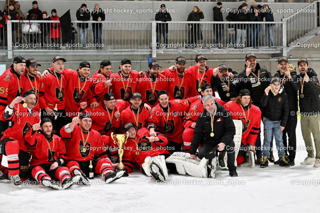 Lendhafen Seelöwen vs. Spartans Althofen | Meisterfoto Spartans Althofen 2024/25, Siegerehrung, Meisterfeier, Lendhafen Seelöwen vs. Spartans Althofen, Lendhafen Seelöwen vs. Spartans Althofen am 14.02.2025 in Ferlach (HTC Eishalle Ferlach), Austria, (Photo by Bernd Stefan)