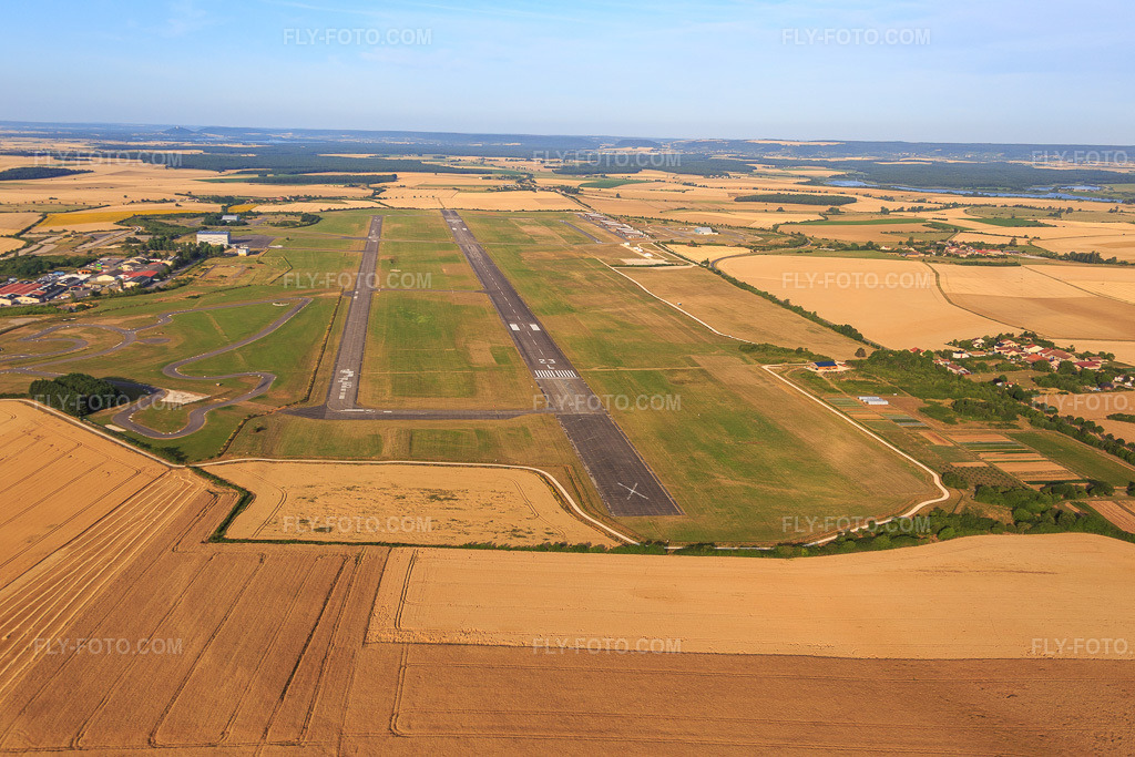 Aerial view: Loading tracks from Base de Chambley Aéro in Hagéville in the state Meurthe et Moselle, France.Photo: IMG_083225.jpg taken on 07/12/2015 by Werner Riehm/FLY-FOTO.comResolution of the original: 5472 x 3648 pxBase aéronautique Chambley Planet’Air