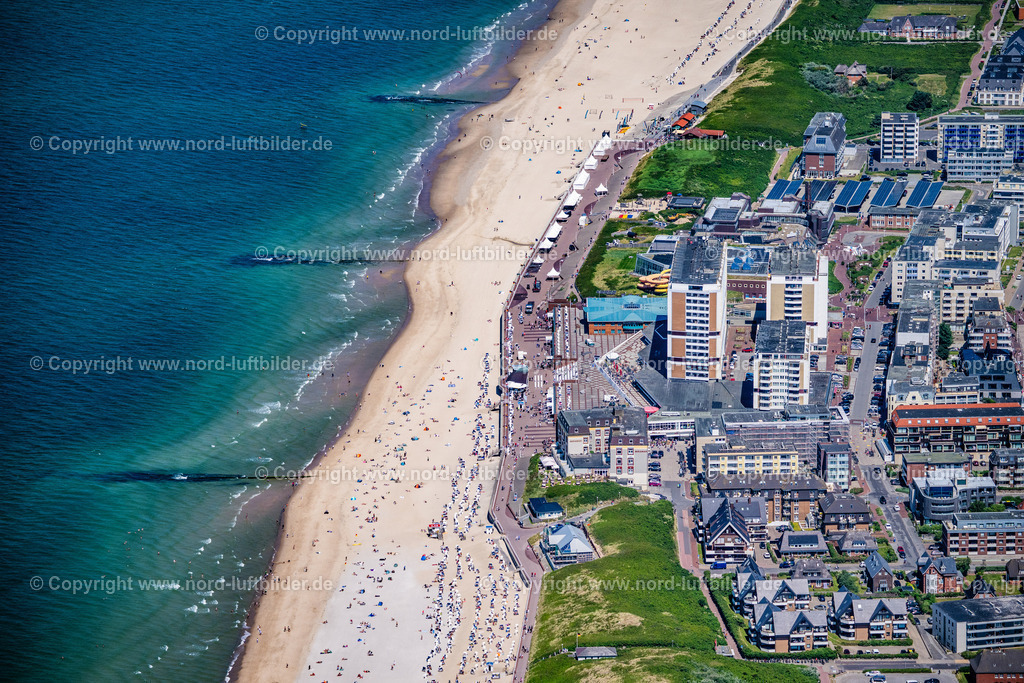 Sylt_Westerland_Strand_ELS_0600210625 | SYLT 13.08.2025 Hochhaus- Gebäude der Hotelanlage und des Congress Centrum am Sandstrand an der Friedrichstraße in Sylt Nordsee - Insel im Bundesland Schleswig-Holstein, Deutschland. Weiterführende Informationen bei: Hotel Roth, Hayo Feikes & Co.,  Insel Sylt Tourismus-Service GmbH. // High-rise building of the hotel complex and the Congress Center on the sandy beach at Friedrichstrasse in Sylt, North Sea island in the federal state of Schleswig-Holstein, Germany. Further information at: Hotel Roth, Hayo Feikes & Co.,  Insel Sylt Tourismus-Service GmbH. Foto: Martin Elsen