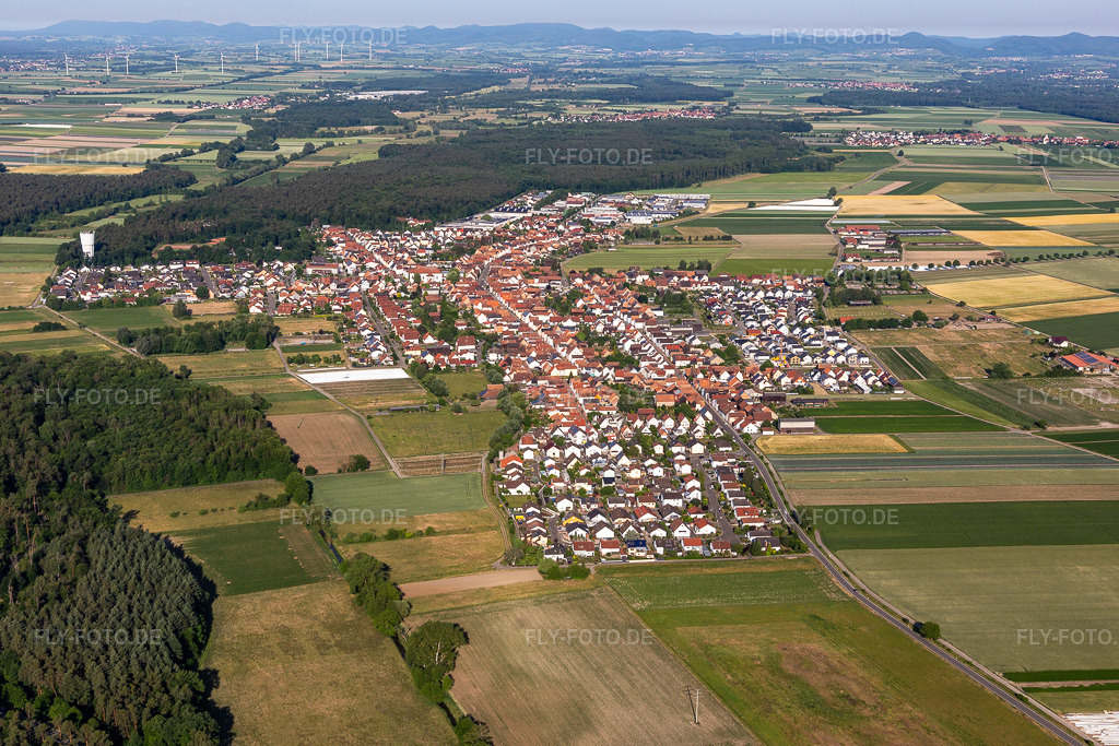 Luftbild:  in Hatzenbühl im Bundesland Rheinland-Pfalz in Deutschland.Foto: IMG_132362.jpg vom 03.06.2022 durch Werner Riehm/FLY-FOTO.deAuflösung des Originals: 5472 x 3648 pxHatzenbühl – Das Tabakdorf in der Südpfalz