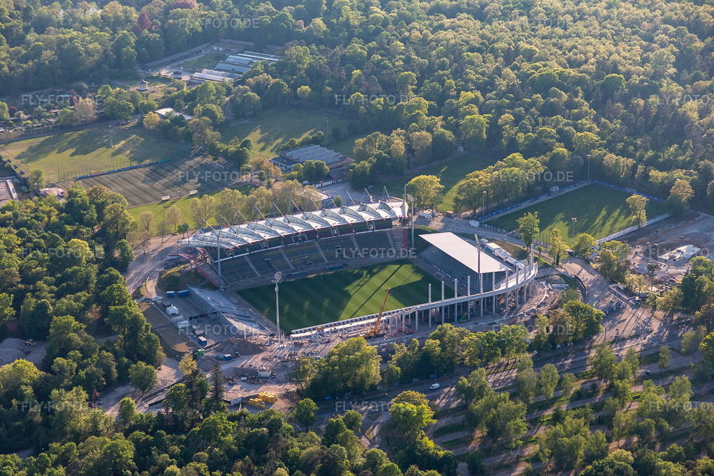 Luftbild: Umbau Wildparkstadion des KSC im Ortsteil Innenstadt-Ost in Karlsruhe im Bundesland Baden-Württemberg in Deutschland. Foto: IMG_120521.jpg vom 23.04.2020 durch Werner Riehm/FLY-FOTO.de