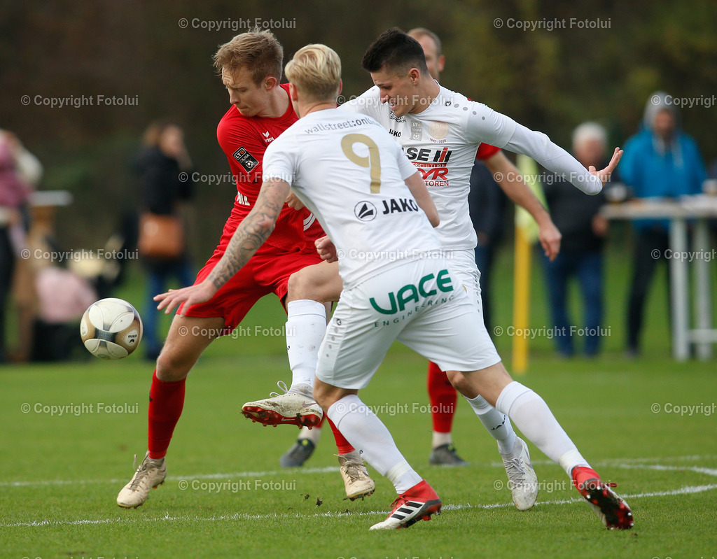 A_LUI_05112022_22 | SPORT FUSSBALL LT1 OOE LIGA ASKOE OEDT-ASK CARE IH STEYR ST.VALENTIN 05.11.2022 IM BILD:FLORIAN FELLINGER  (OEDT) UND MARCO BUEHRINGER UND THOMAS FROESCHL (BEIDE ASK ST.VALENTIN) FOTO:FOTOLUI