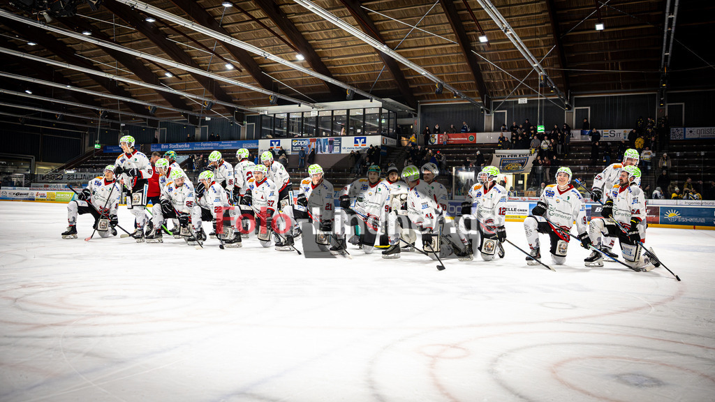 EHC Waldkraiburg LÖWEN gegen Peißenberg MINERS | Eishockey Bayernliga 2025/26 Pre-Playoff Spiel 3, EHC Waldkraiburg LÖWEN gegen Peißenberg MINERS, 20260203,Feiern mit den Fans,2026-02-03 in Waldkraiburg (Raiffeisen Arena), MINERS TeamCopyright: WolfgangxLindner www.foto-lindner.de