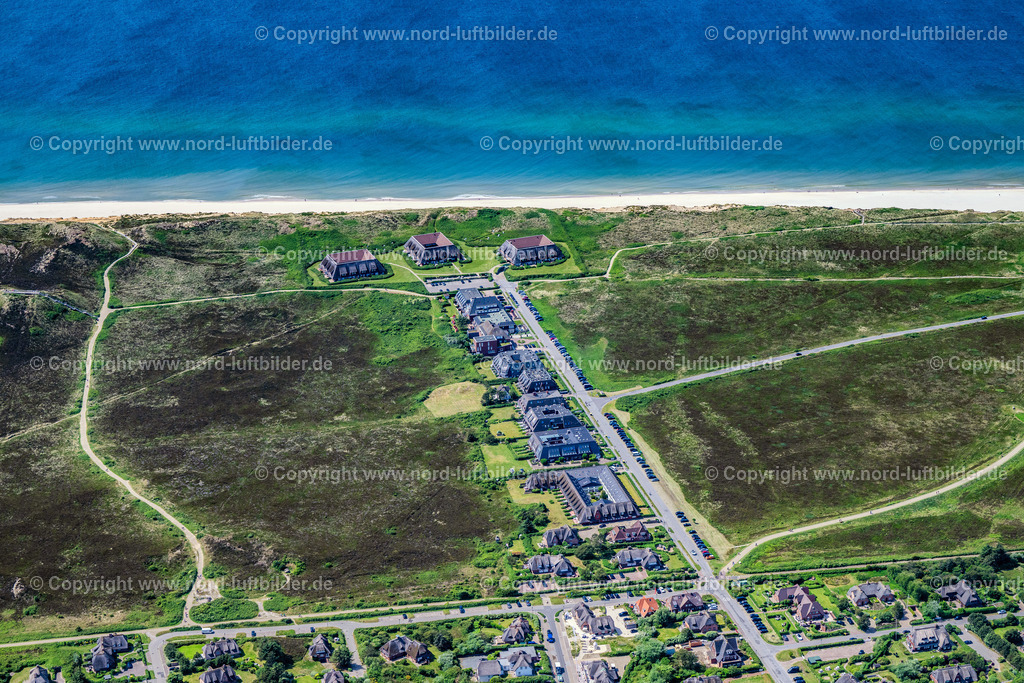 Sylt_Kampen_Kurhausstrasse_ELS_5173130625 | KAMPEN (SYLT) 13.06.2025 Ferienhaus Anlage Kurhausstraße in Kampen (Sylt) auf der Insel Sylt im Bundesland Schleswig-Holstein, Deutschland. Weiterführende Informationen bei: Hotel Rungholt. // Holiday house plant of the park Kurhausstrasse in Kampen (Sylt) at the island Sylt in the state Schleswig-Holstein, Germany. Further information at: Hotel Rungholt. Foto: Martin Elsen