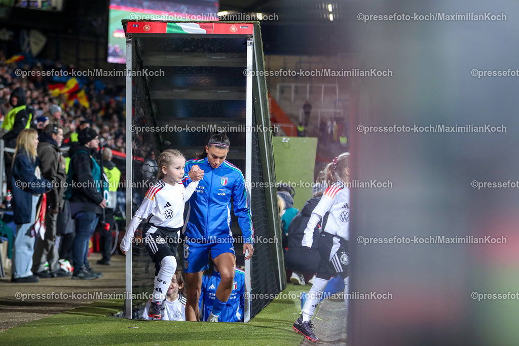 DFB0212240114202147 | 02.12.2024, Fußball Länderspiel Frauen, Deutschland - Italien, Vonovia-Ruhrstadion Bochum, Saison 2024 2025: Agnese Bonfantini (ITA #8) betritt zusammen mit dem Einlaufkind das StadionDFB regulations prohibit any use of photographs as image sequences and or quasi-video.