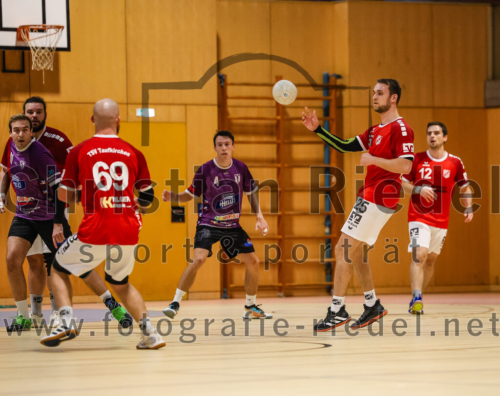 2024-10-20_055_SpVgg_Altenerding_II_gegen_TSV_Taufkirchen-Vils | Erding, Deutschland, 20.10.2024:Handball, Bezirksliga Männer Ost 2024 / 2025, 3. Spieltag, SpVgg Altenerding II gegen TSV Taufkirchen/Vils, Endergebnis: 15:20Andreas Rej (TSV Taufkirchen/Vils, #69), Markus Schorr (SpVgg Altenerding, #4), Christoph Huber (TSV Taufkirchen/Vils, #25), Martin Kolbinger (TSV Taufkirchen/Vils, #12)Foto: Christian Riedel / fotografie-riedel.net