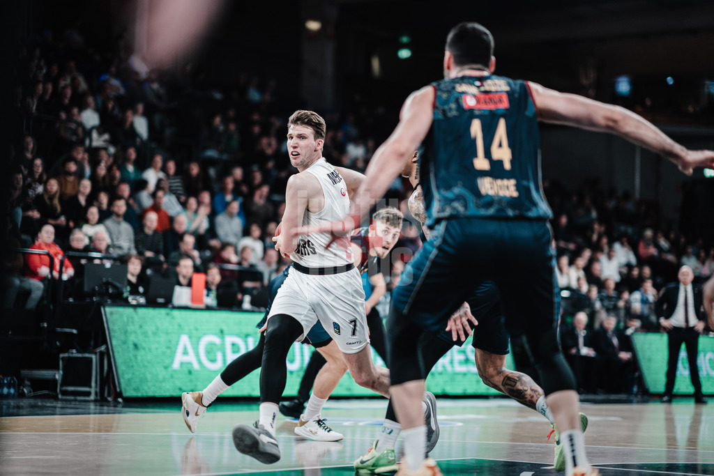 Basketball | Männer | Saison 2023/2024 | BKT EuroCup | Veolia Towers Hamburg vs. Umana Reyer Venice | 06.02.2024 | Lukas Meisner (#7, Hamburg Towers) findet eine Lücle