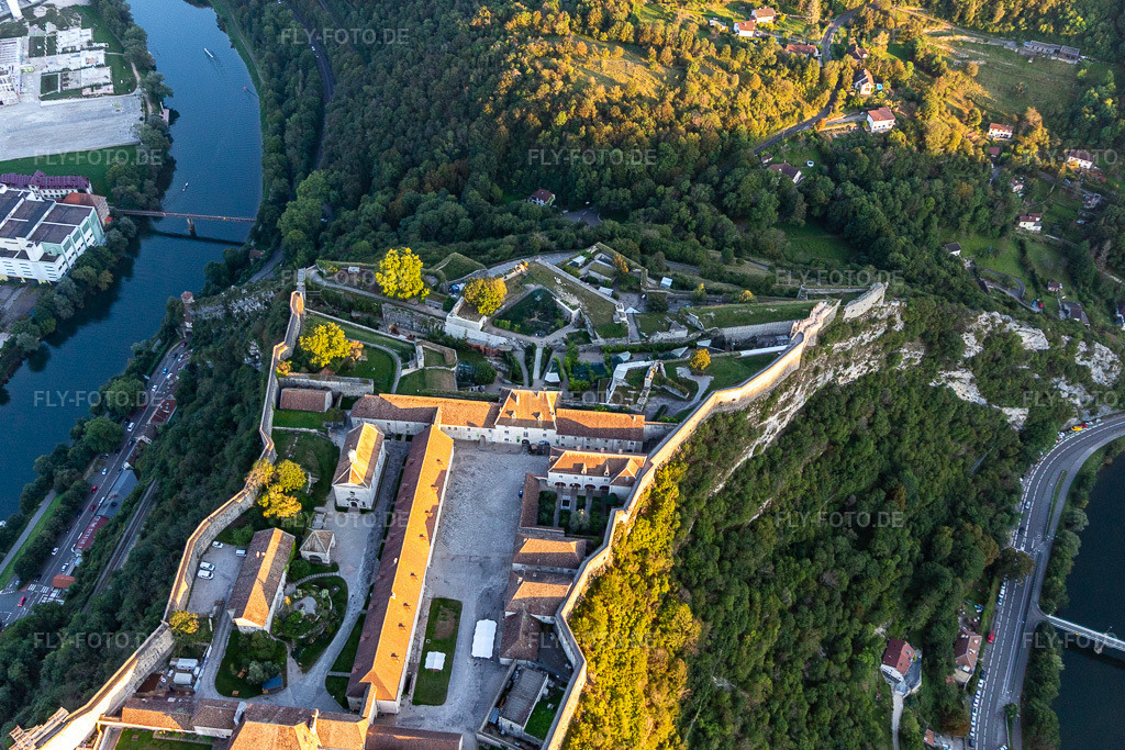Luftbild: Citadelle et Zoo de Besançon im Ortsteil Citadelle in Besançon im Bundesland Doubs in Frankreich. Foto: IMG_129675.jpg vom 23.09.2021 durch Werner Riehm/FLY-FOTO.de