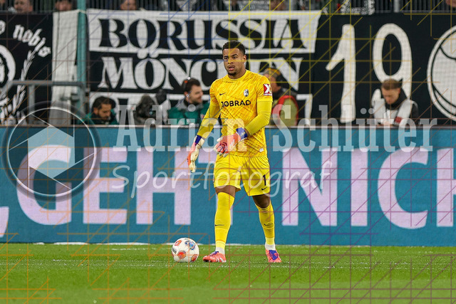 Borussia Mönchengladbach vs SC Freiburg - Bundesliga  | Mönchengladbach, Deutschland, 05.10.25:   Noah Atubolu (SC Freiburg) in Aktion am Ball, Einzelaktion waehrend des Spiels der Bundesliga zwischen Borussia Mönchengladbach vs SC Freiburg im Stadion im Borussia Park(Foto von Brauer-Fotoagentur / Adrian Schlueter)
