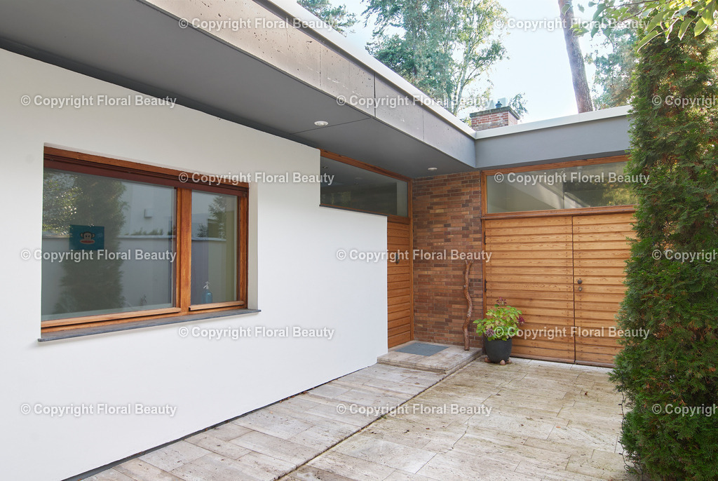 60er Jahre Bungalow | Der Architekt Klaus Schäfer hat 1961 dieses Bungalow in Berlin Dahlem am Rande des Grunewalds gebaut. Aufgrund der dicht stehenden Kiefern musste sich den Gegebenheiten angepasst werden und die Bäume in die Architektur integriert werden.
Bezeichnend für die 60er Jahre Architektur ist das Flachdach, alle Haupträume vornehmlich auf einer Ebene, der Bruchsteinboden, die großen Fensterfronten, die Verbindung von Innen-und Aussenräumen (großzügige Terrasse) durch Fortführung des Bodenbelags, eingebaute Schrankwände mit elfenbeinfarbenem Schleiflack. - Realisiert mit Pictrs.com