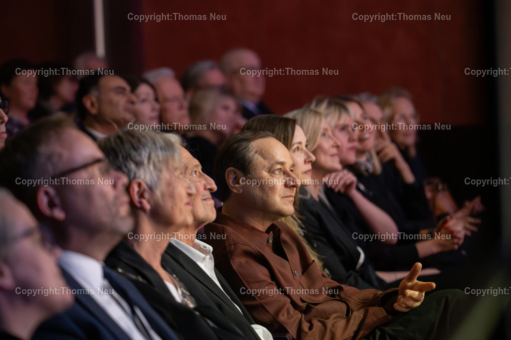 eysoldt-ring-thomas-schmauser-bensheim-fotografie-thomas-neu.jpg-39 | Im Parktheater Bensheim fand am 28. März 2026 die Verleihung des Eysoldt-Rings 2025 statt – eine der bedeutendsten Auszeichnungen für Schauspielkunst im deutschsprachigen Raum. Der Preis ging an Thomas Schmauser,(5.v.links)  der für seine herausragende darstellerische Leistung geehrt wurde.Im Rahmen der Veranstaltung wurde außerdem der Kurt-Hübner-Regiepreis an Fritzi Wartenberg verliehen, die für ihre besondere künstlerische Handschrift und Regiearbeit ausgezeichnet wurde.,Bild: Thomas Neu