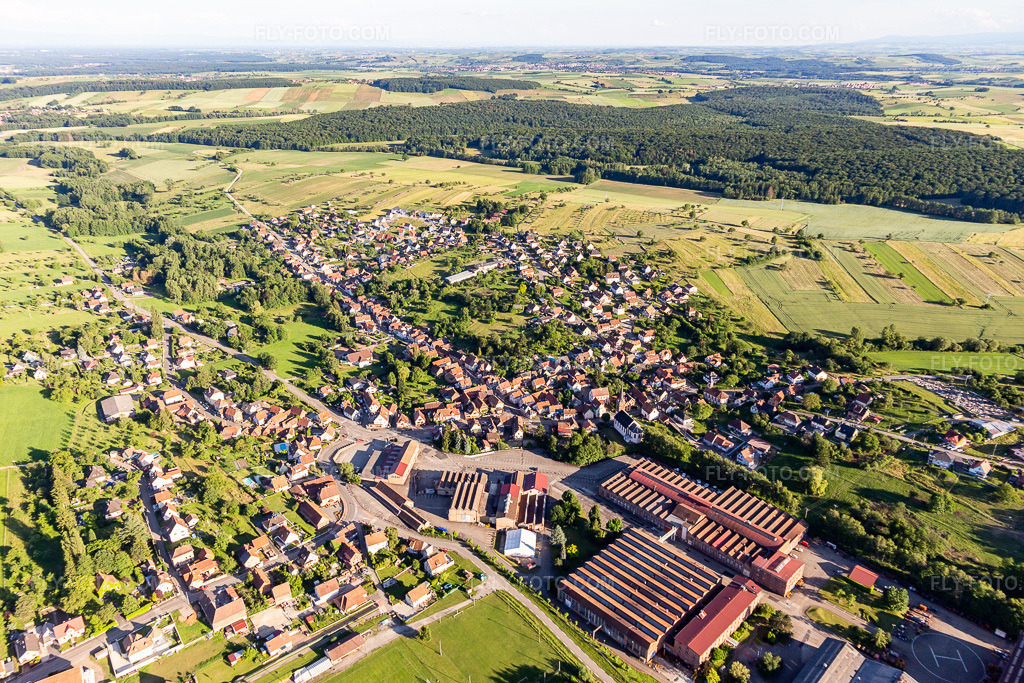 Aerial view: View of the town in Zinswiller in the state Bas-Rhin, France.Photo: IMG_115423.jpg taken on 06/16/2019 by Werner Riehm/FLY-FOTO.comResolution of the original: 5472 x 3648 px