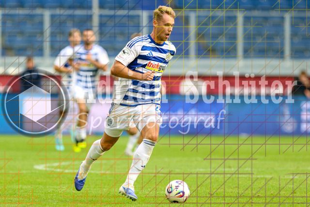 MSV Duisburg vs VfB Stuttgart II - 3. Liga | Duisburg, Deutschland, 02.08.25:   Thilo Töpken (MSV Duisburg) in Aktion am Ball, Einzelaktion waehrend des Spiels der 3. Liga MSV Duisburg vs VfB Stuttgart II in der schauinsland-reisen-arena(Foto von Brauer-Fotoagentur / Adrian Schlueter)