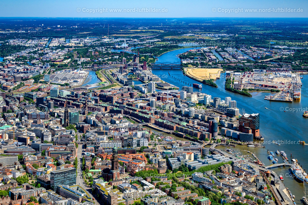 Hamburg_Speicherstadt_Hafencity_Innenstadt_ELS_7554010725 | HAMBURG 16.06.2025 Gebäude, Straßen und Kanäle der Hafencity und Speicherstadt in Hamburg, Deutschland. // Buildings, streets and canals of the Hafencity and Speicherstadt in Hamburg, Germany. Foto: Martin Elsen