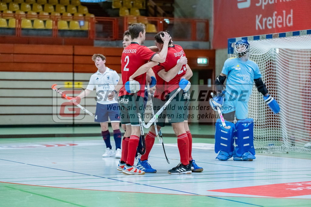 HK_20231217_107565 | 1. Bundesliga Herren Crefelder HC - Düsseldorfer HC  am 17.12.2023 Sporthalle Glockenspitz, Krefeld , Breucker Julius ( Crefelder HTC #2 ) , Bachmann Lucas Maximilian ( Crefelder HTC #15 ) , Boomes Anton ( Crefelder HTC #23 )