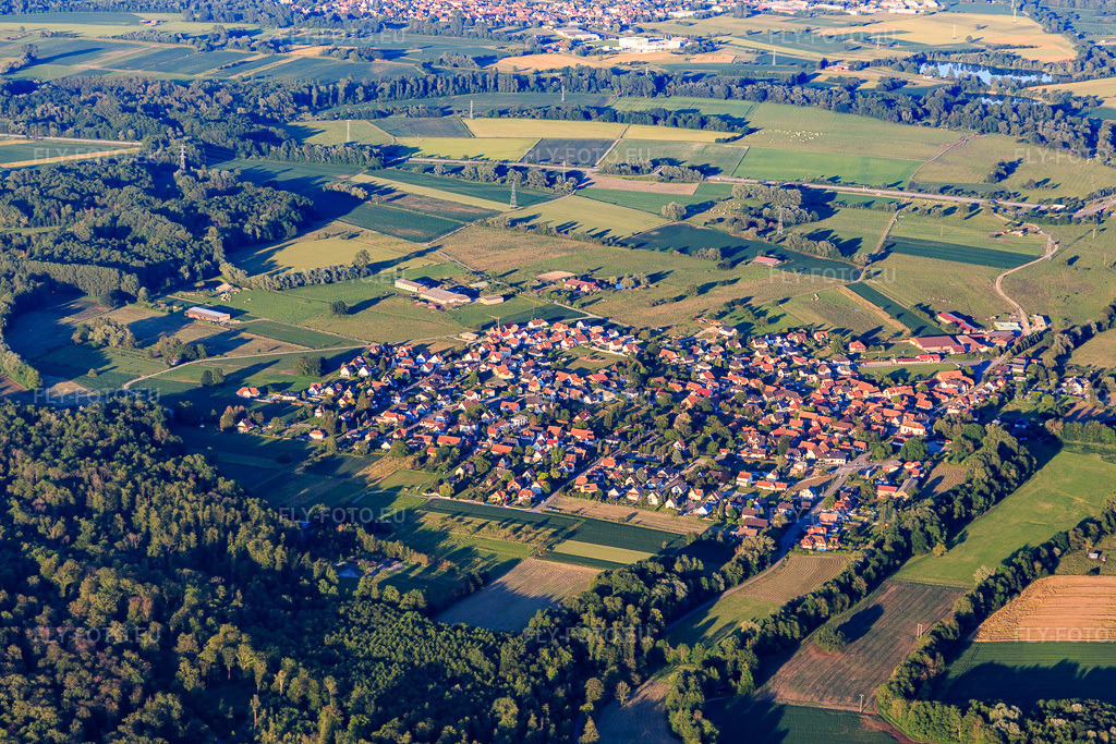 Vue aérienne: Vue de la ville depuis l'ouest à Forstfeld dans le département Bas Rhin, France.Photo: IMG_115515.jpg prise le 16/06/2019 par Werner Riehm/FLY-FOTO.euRésolution de l'original: 5472 x 3648 px