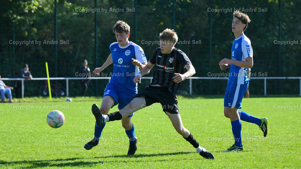 Kieler MTV vs TSV Bordesholm | Janne Rudolph (KMTV #9 erzielt hier ein Abseitstor) vs Lennart Stahl (Bordesholm #12) / Fußball-Verbandsliga Ost Männer 2025/2026 / Kieler MTV vs TSV Bordesholm / Professor-Peters-Platz / Kiel / 28.09.25 - Realisiert mit Pictrs.com